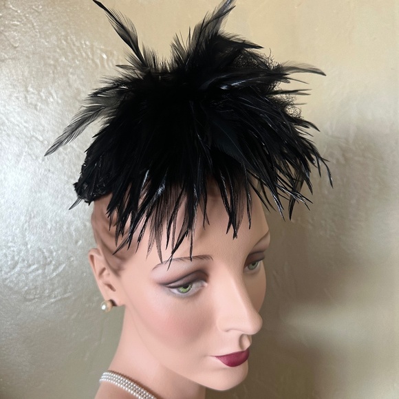 FASCINATING 1950s\' BLACK SHINY STRAW OPEN CROWN CAP + FEATHERS